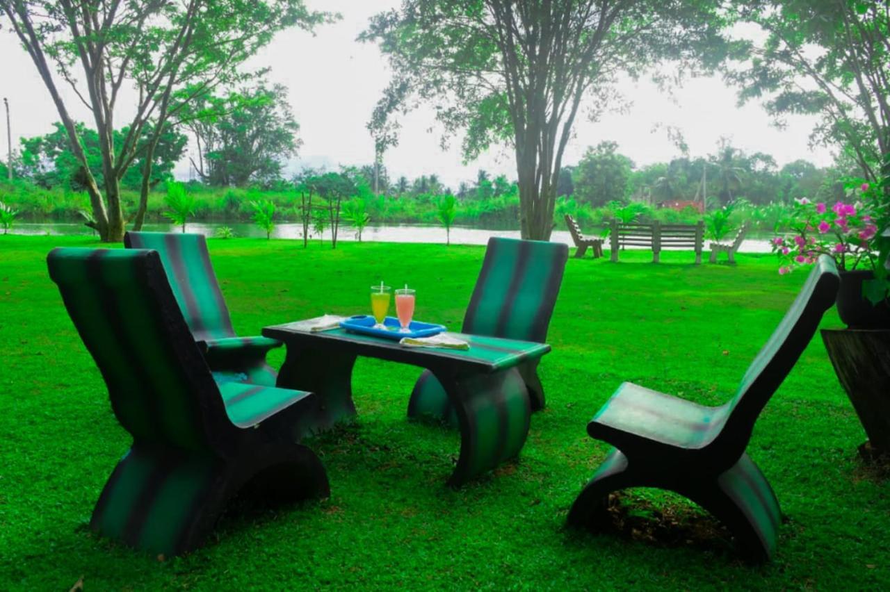 Canal Side Safari Resort ウダワラウェ エクステリア 写真